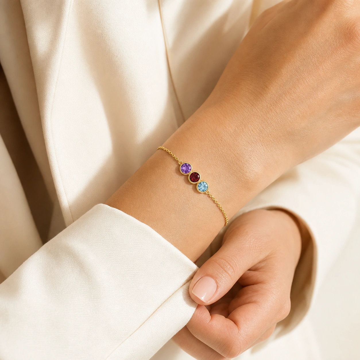 Velur Geburtsstein-Armband aus Gelbgold am Handgelenk