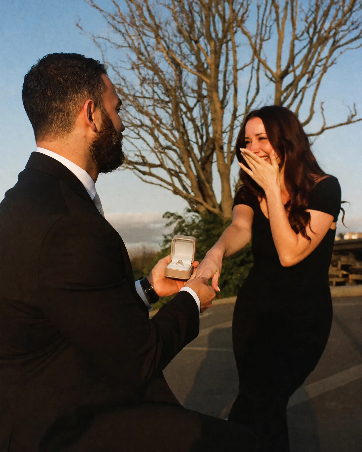 Überraschungsmoment bei einem Heiratsantrag im Freien