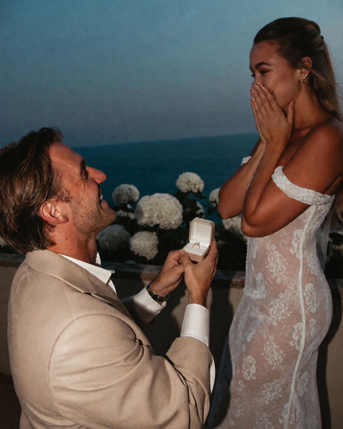 Emotionaler Heiratsantrag mit Blick auf das Meer