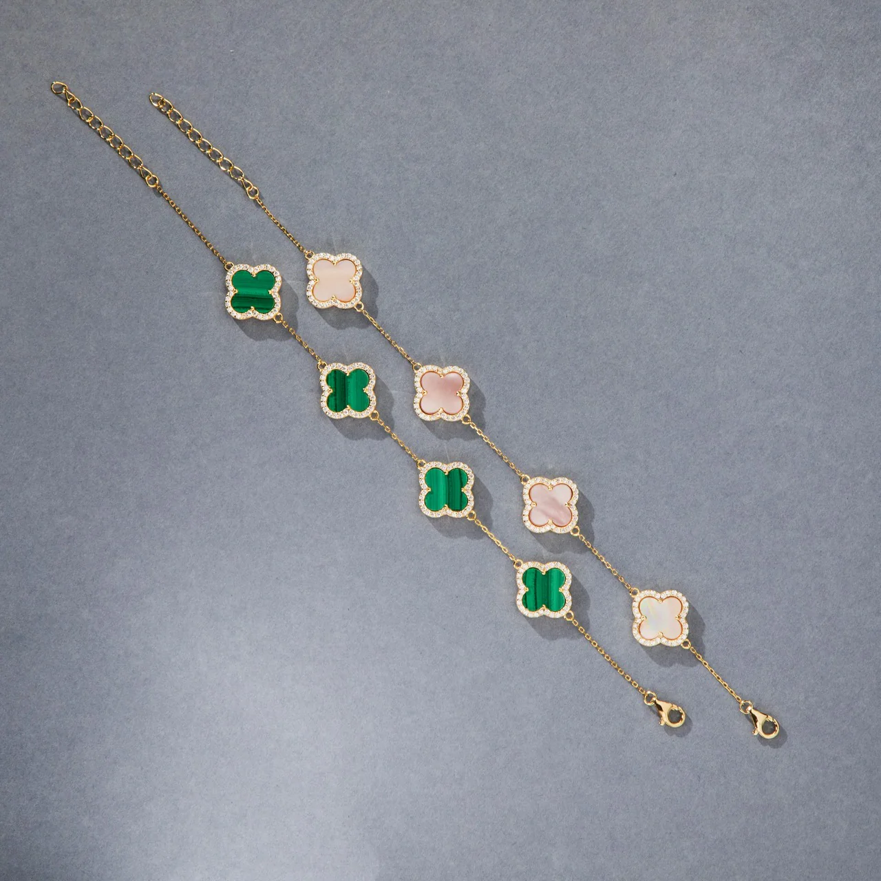 Velur Klee Armbänder aus Gelbgold mit grünen und roséfarbenen Einlagen
