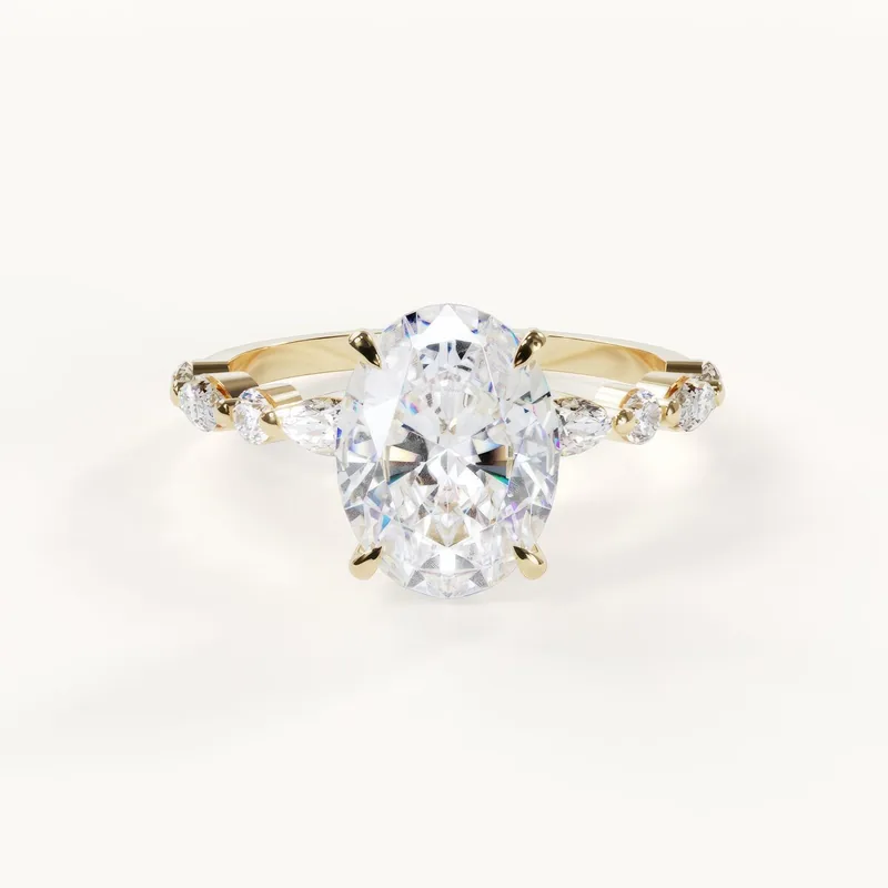 Lumière Éternelle, oval ring with accent stones in yellow gold