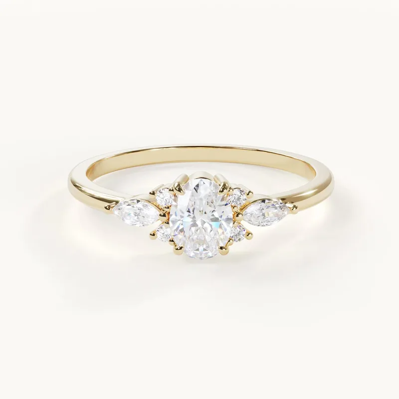 Muse Lumière, oval ring with accent stones in yellow gold