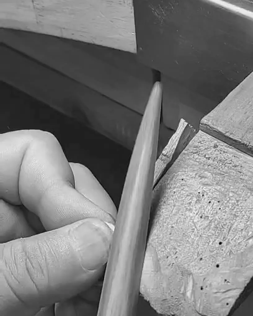 Eine Ringschiene wird von Hand gefeilt.