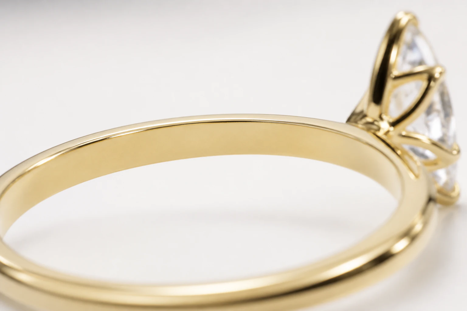 Visuelle Vorschau von Gravur und verborgenen Geburtssteinen – Gelbgold