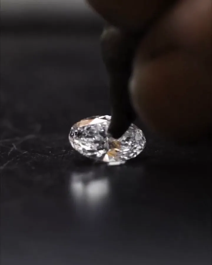 Ovaler Labordiamant auf dem Werktisch, bevor er gefasst wird