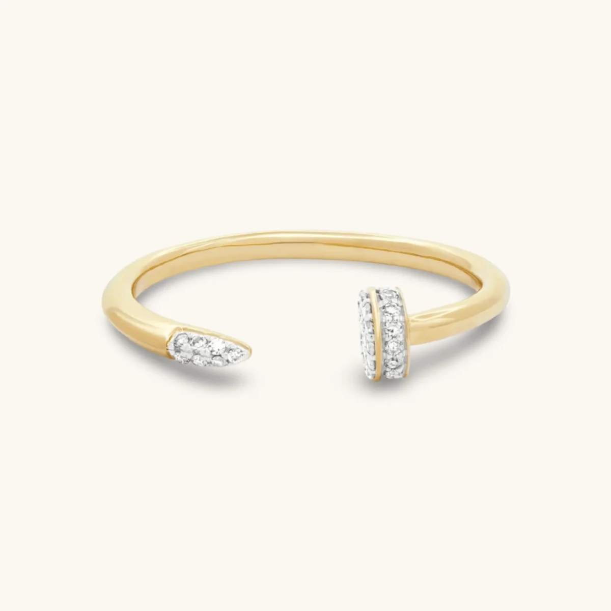 Moissanite Ring mit Nagel Design