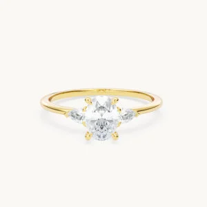 Elégance Trilogie Verlobungsring mit 1 ct Oval-Moissanit und zwei Tropfensteinen in 10K Gelbgold – luxuriös handgefertigt von Velur