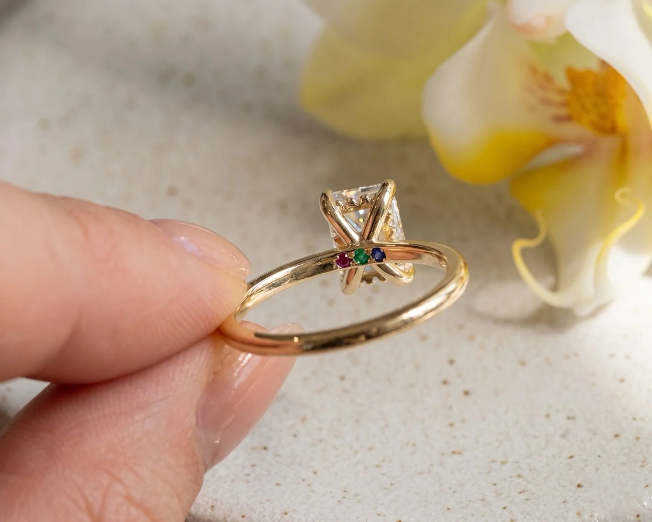 Hidden Birthstone Velur. Ring mit 3 Geburtssteinen im Ringband