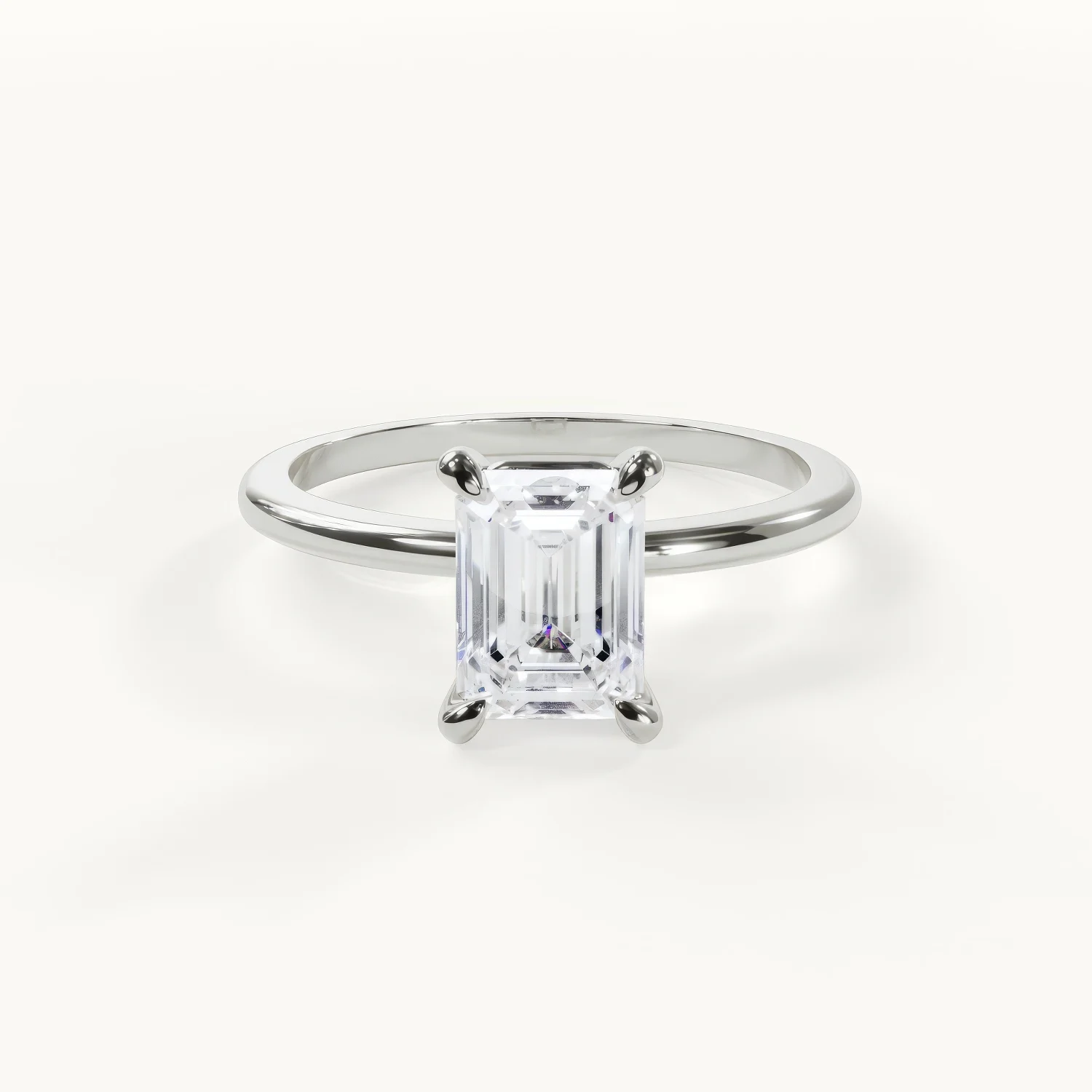 Eleganter silberner Ring mit Diamant