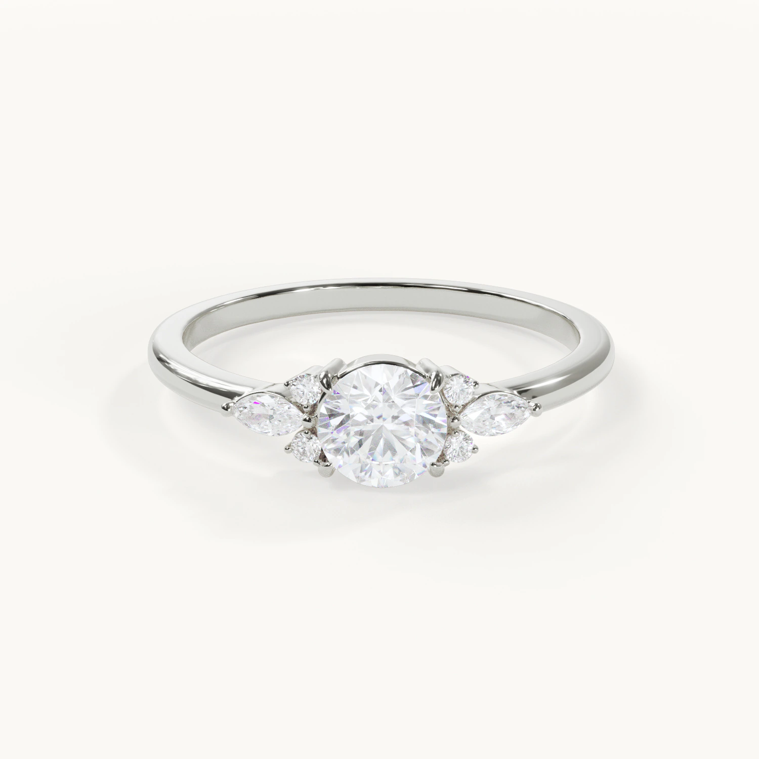 Muse Lumière Brilliant Verlobungsring mit rundem 0,5-ct.-Mittelstein und seitlichen Marquise-Steinen in Weißgold oder Platin – Frontalansicht