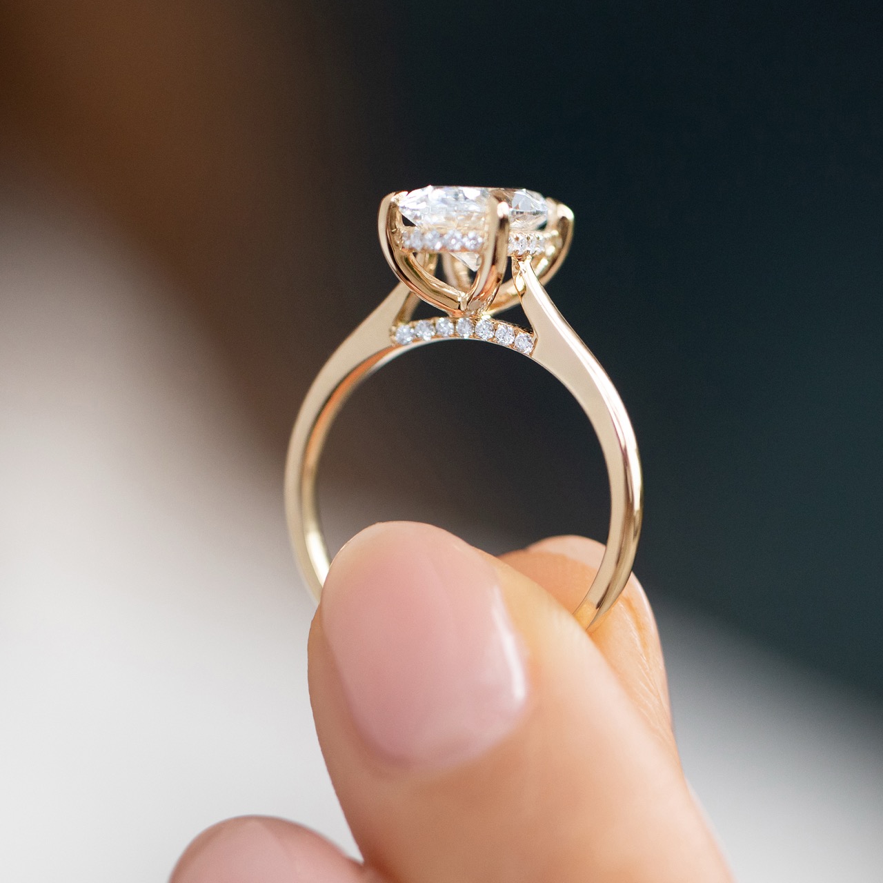 Nahaufnahme eines handgefertigten Velur Verlobungsrings in Gold mit Pav&eacute;-Steinen