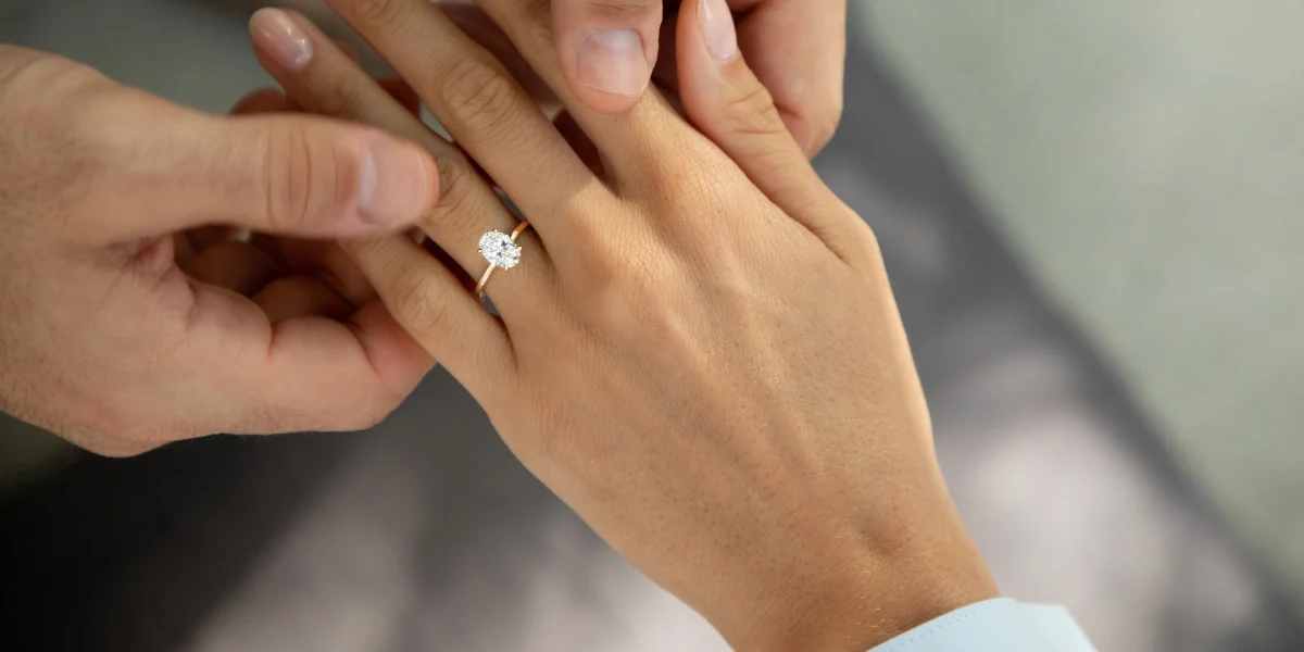Oval Engagement Ring on the Finger – A Modern Celebrity Trend for 2026