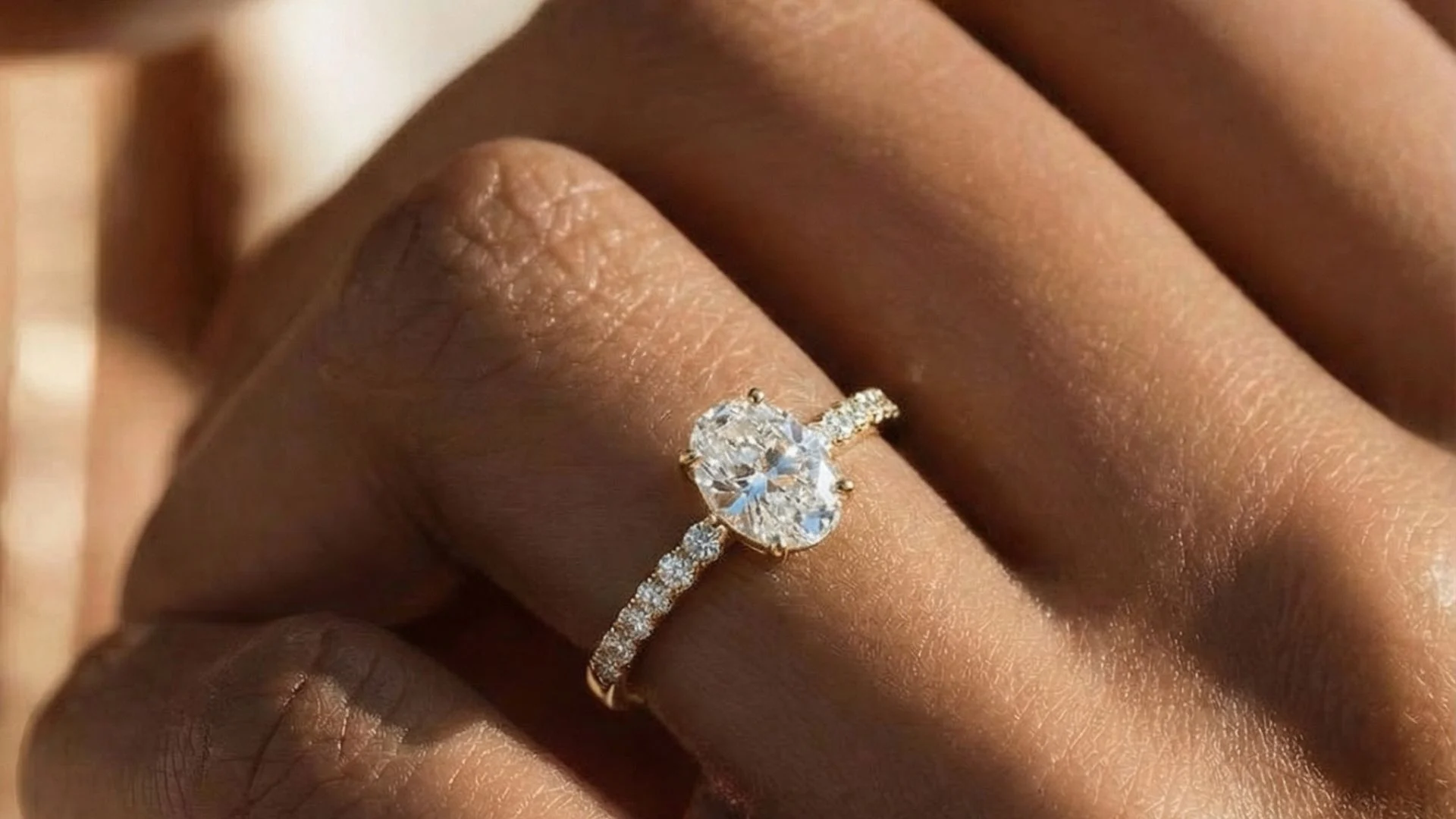 Eleganter Pavé-Verlobungsring mit funkelnder Ringschiene und rundem Moissanit