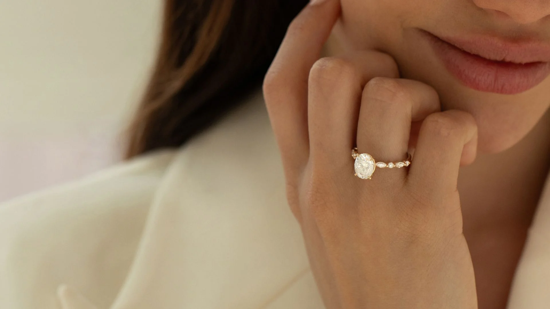 Lumière Éternelle Verlobungsring mit Marquise-Akzentsteinen auf Goldschiene