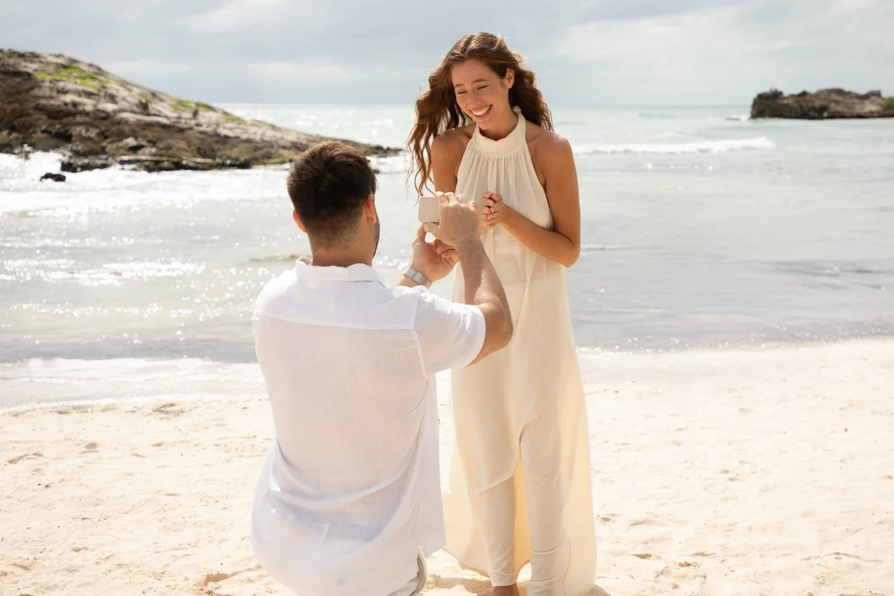 Romantischer Heiratsantrag bei Sonnenuntergang – Paar am See mit Lichterketten
