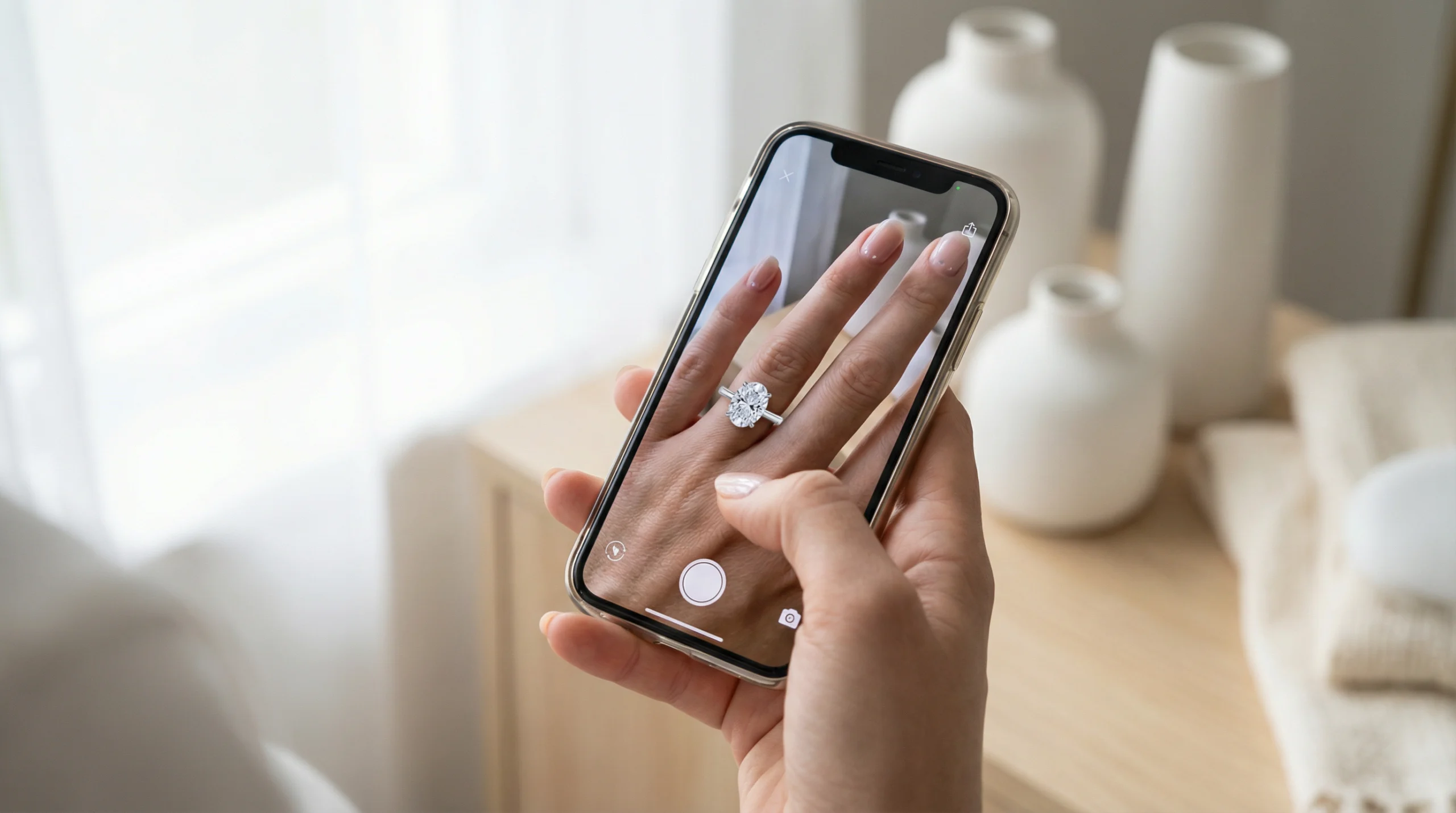 Frau probiert Verlobungsring virtuell per Smartphone an – Augmented Reality Anprobe