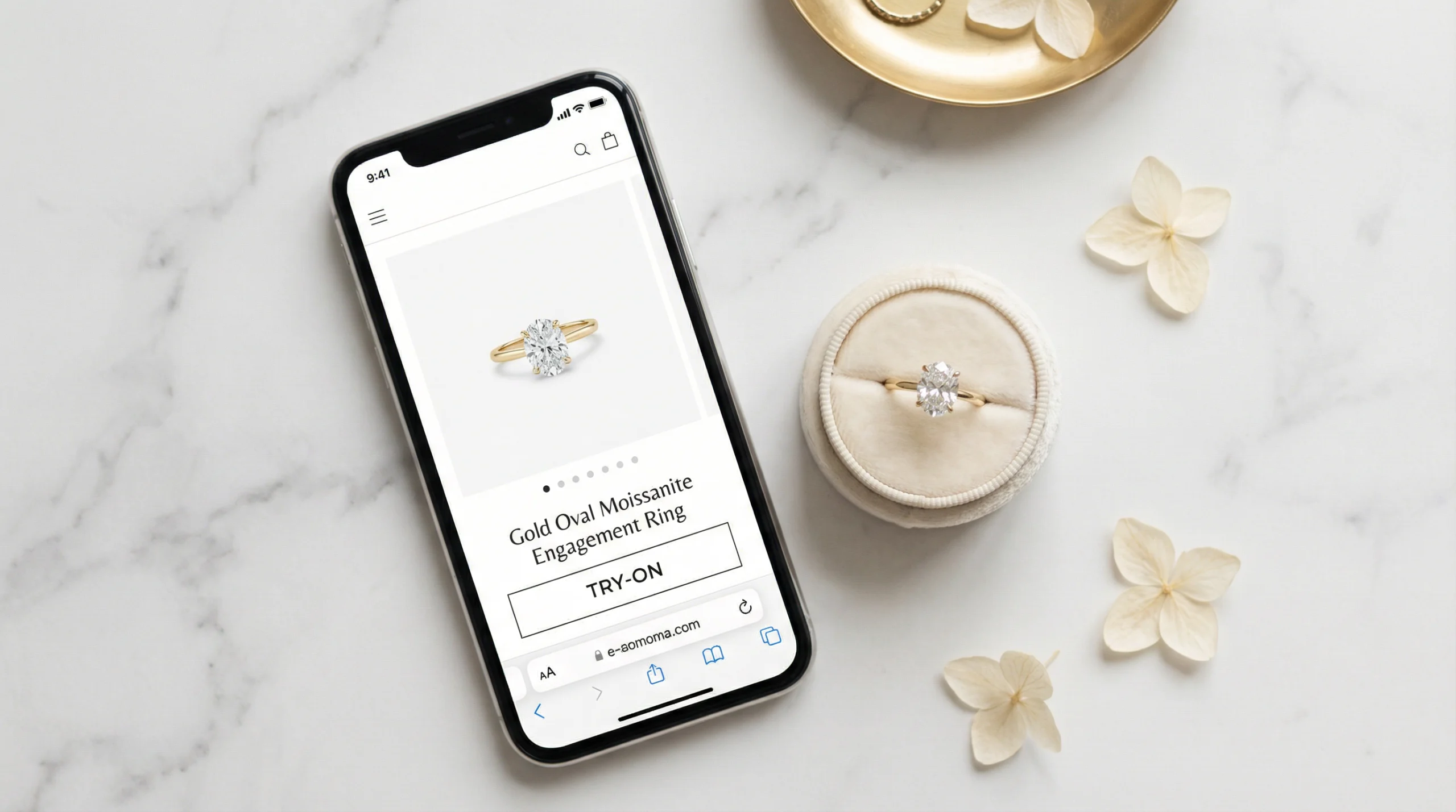Smartphone zeigt Velur Produktseite mit Verlobungsring und Try-On Button neben echtem Ring