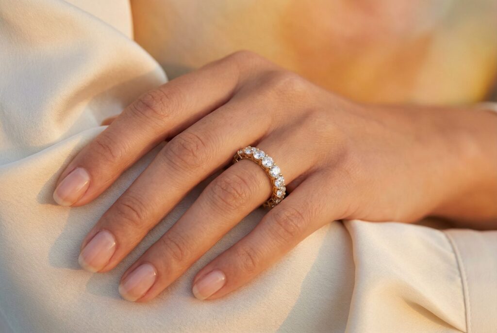Memoire Ring Bedeutung – Eleganter Eternity Ring mit funkelnden Steinen