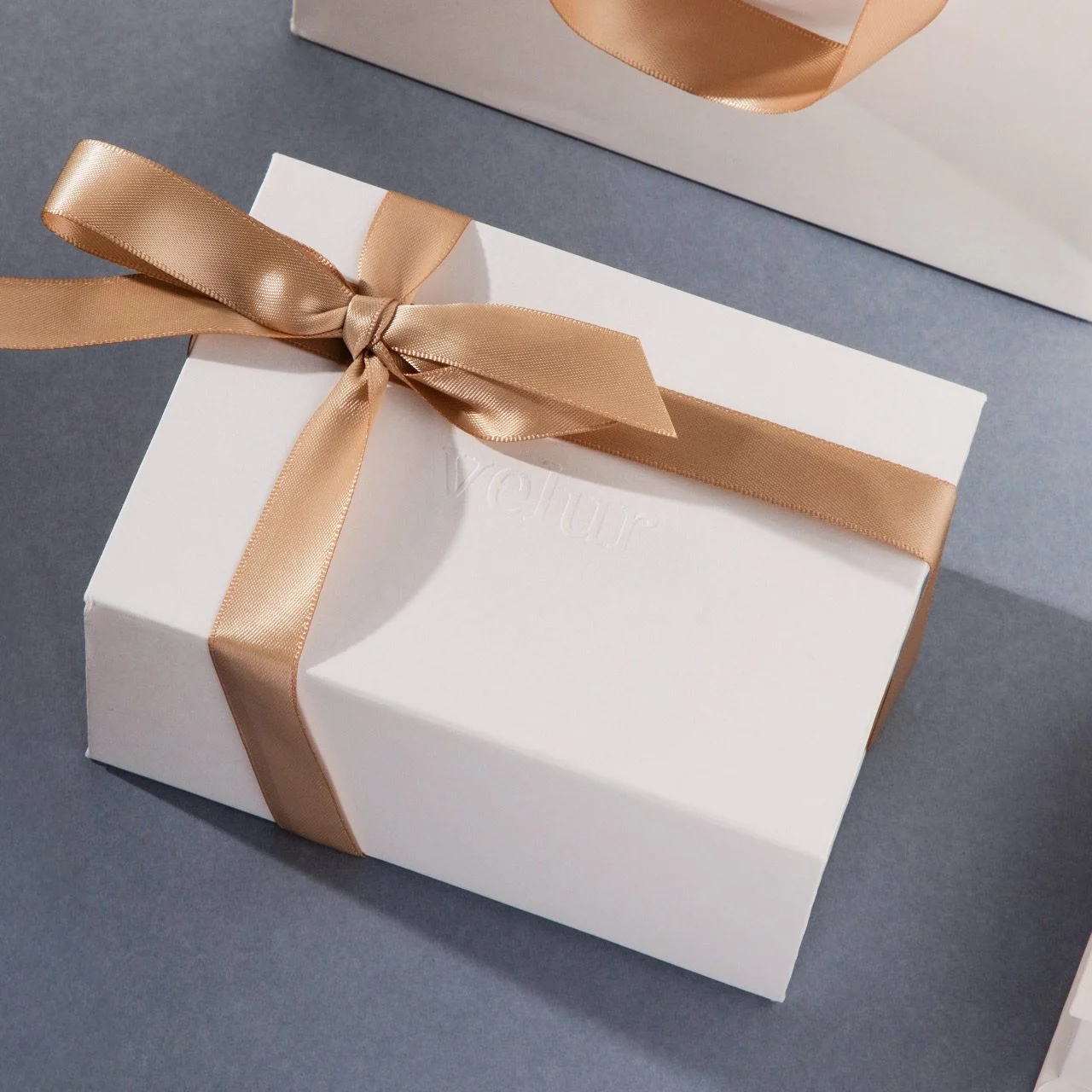 Velur Geschenkbox in Weiß mit goldener Schleife für den Verlobungsring