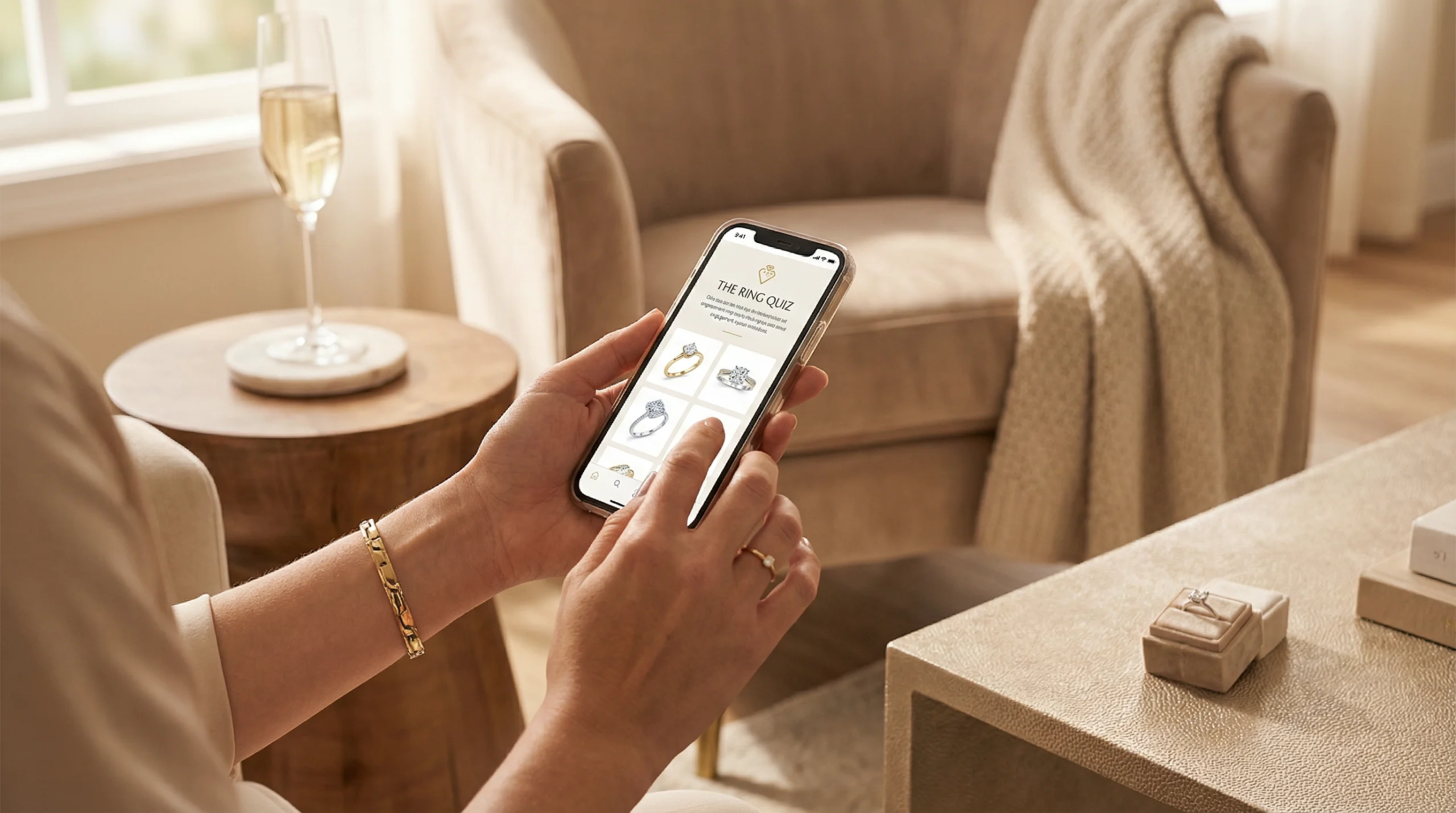 Frau benutzt das Velur Ring-Quiz auf dem Smartphone in gem&uuml;tlicher Atmosph&auml;re