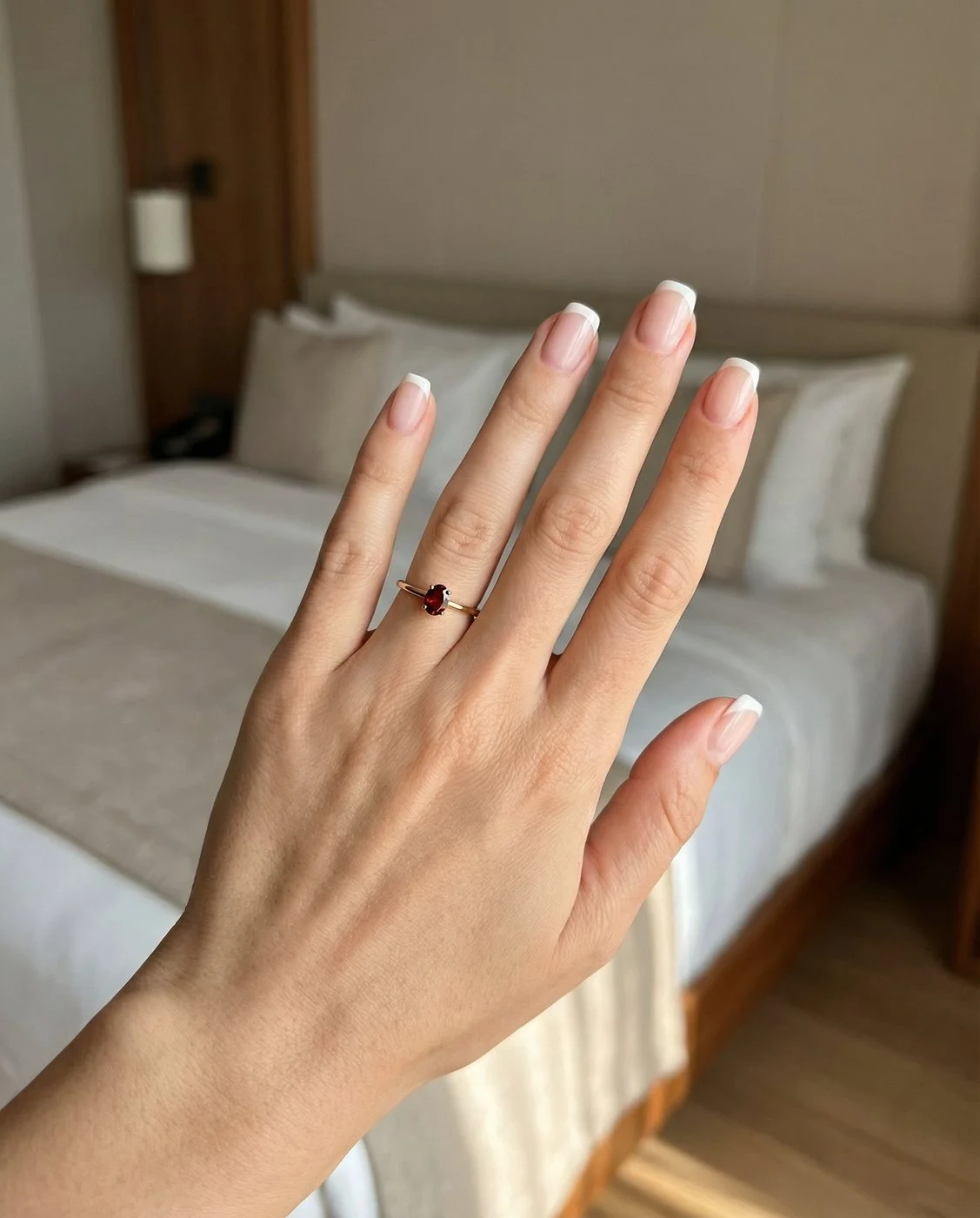 Geburtssteine: Bedeutung, Monate & Schmuck-Ideen 23 Velur Granat Geburtsstein-Ring an der Hand
