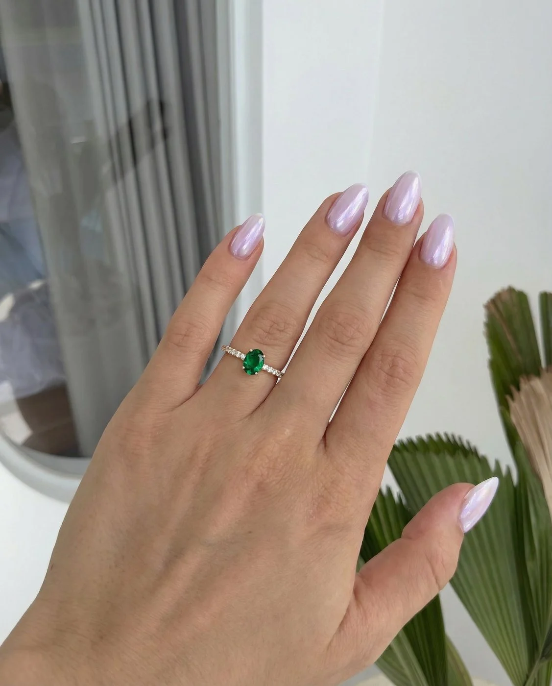 Geburtssteine: Bedeutung, Monate & Schmuck-Ideen 21 Velur Smaragd Geburtsstein-Ring Nahaufnahme an der Hand