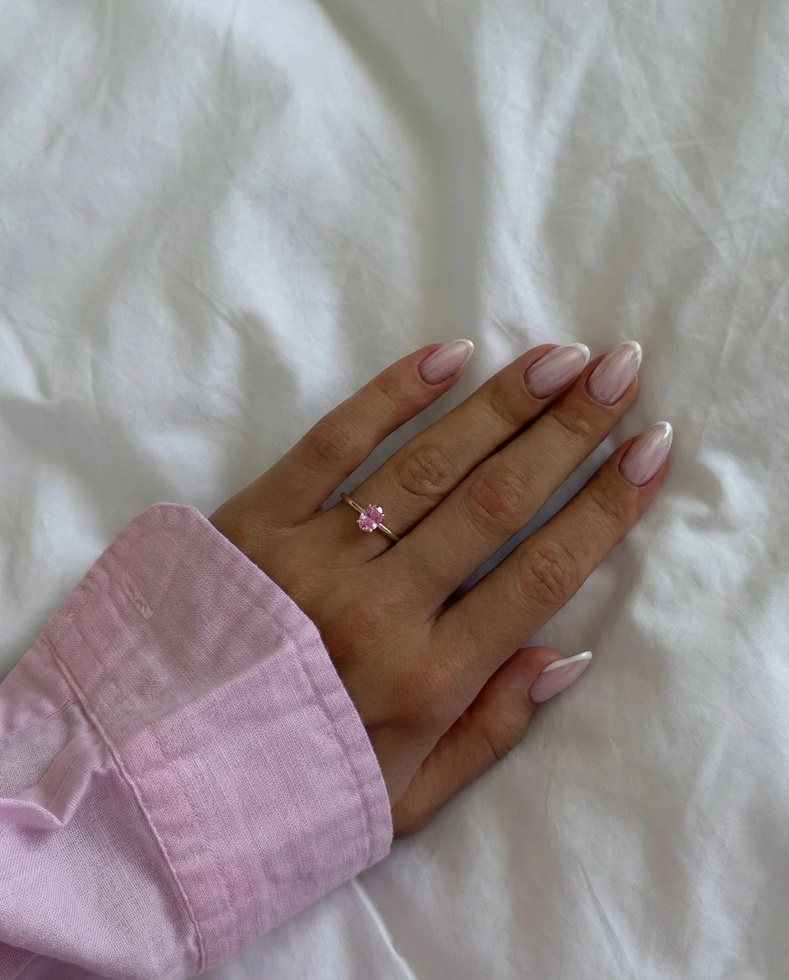 Geburtssteine: Bedeutung, Monate & Schmuck-Ideen 24 Velur Turmalin Geburtsstein-Ring an der Hand