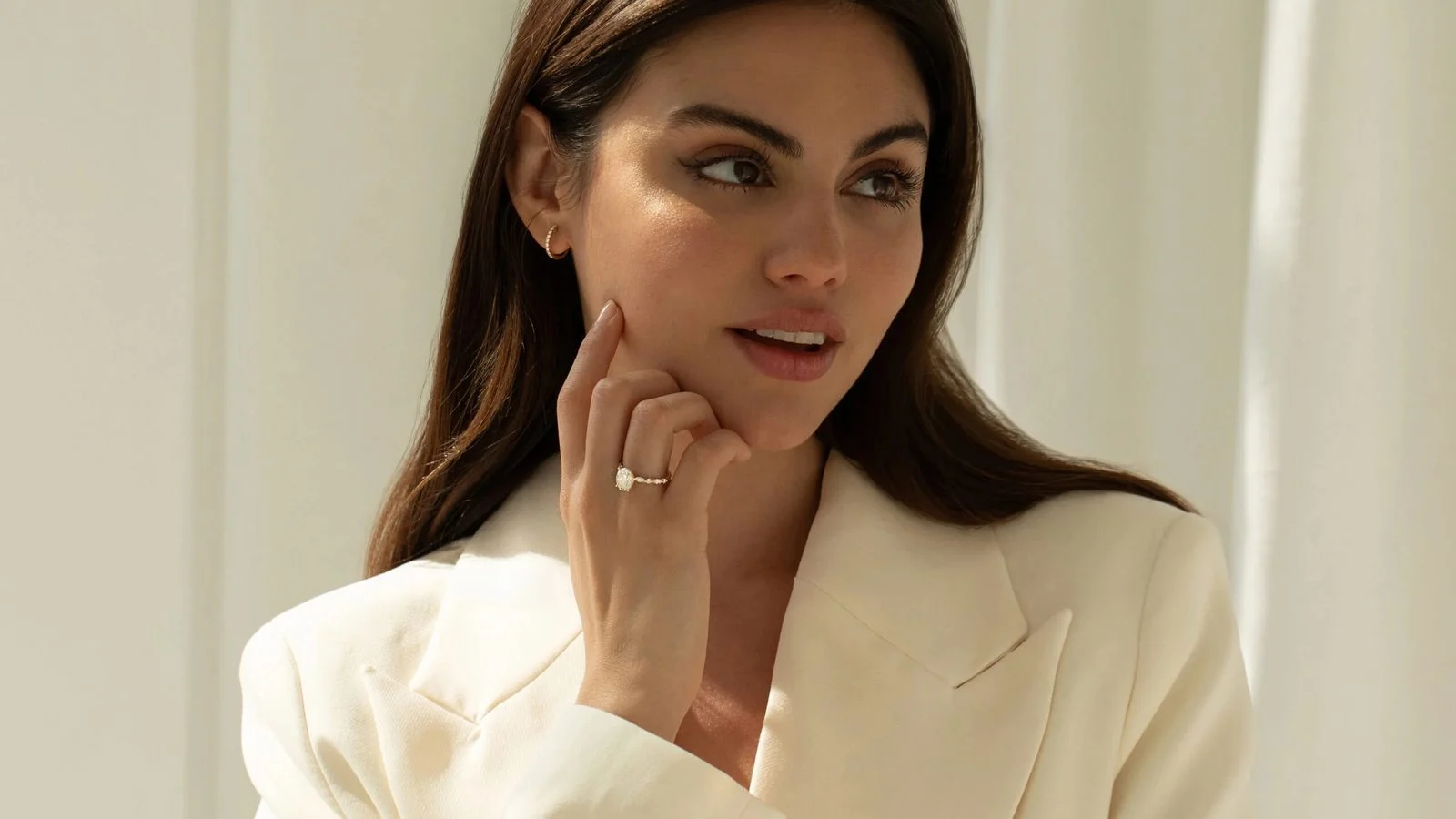 A woman wearing a Velur engagement ring on the ring finger of her left hand