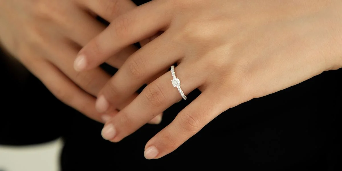 Promise Ring an der Hand – Velur Promisering aus massivem Gold