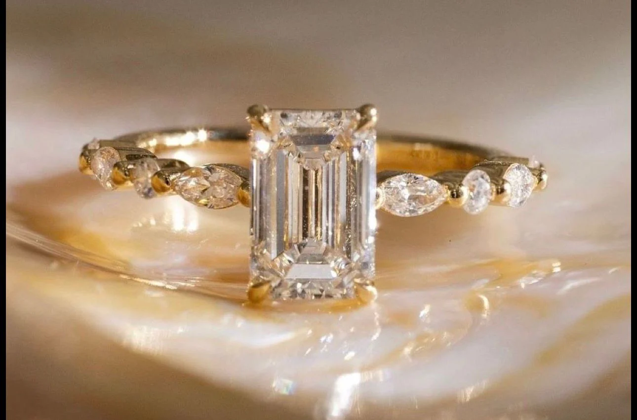 Emerald-Cut-Verlobungsring: Schliff, Reinheit und Fassung richtig wählen 6 Individueller Emerald Cut Ring mit Marquise-Seitensteinen
