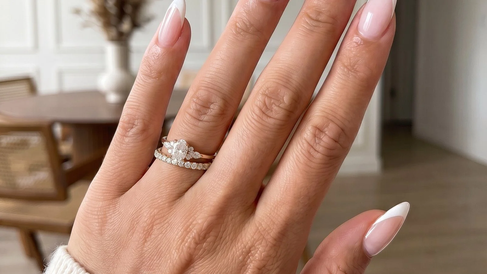 Ovaler Verlobungsring mit Pavé Eternity Band als Stack auf der Hand