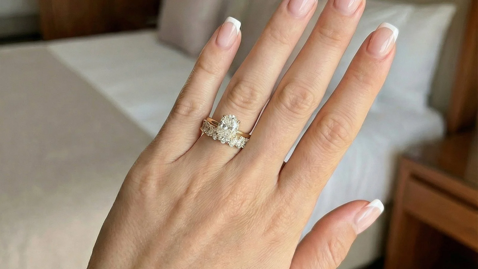 Velur Solitär Oval 1.5ct mit Aurélie Eternity Memoire Ring Stack