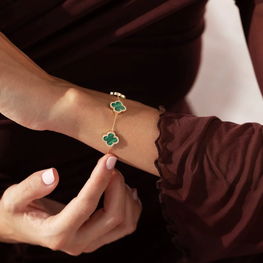 Grünes Kleeblatt Armband von Velur getragen als Glückssymbol im Alltag