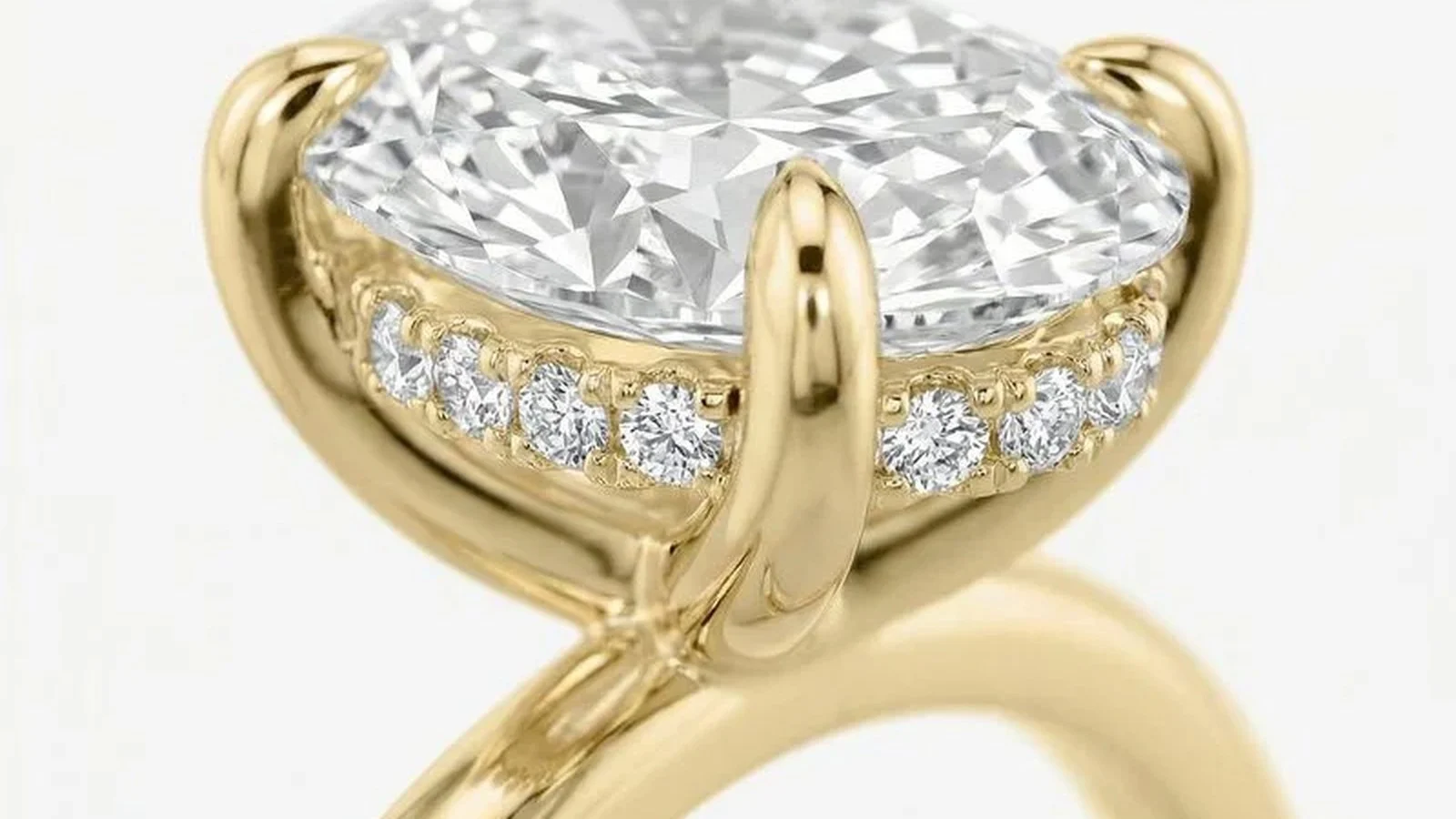 Hidden Halo Close-up mit seitlicher Diamantreihe