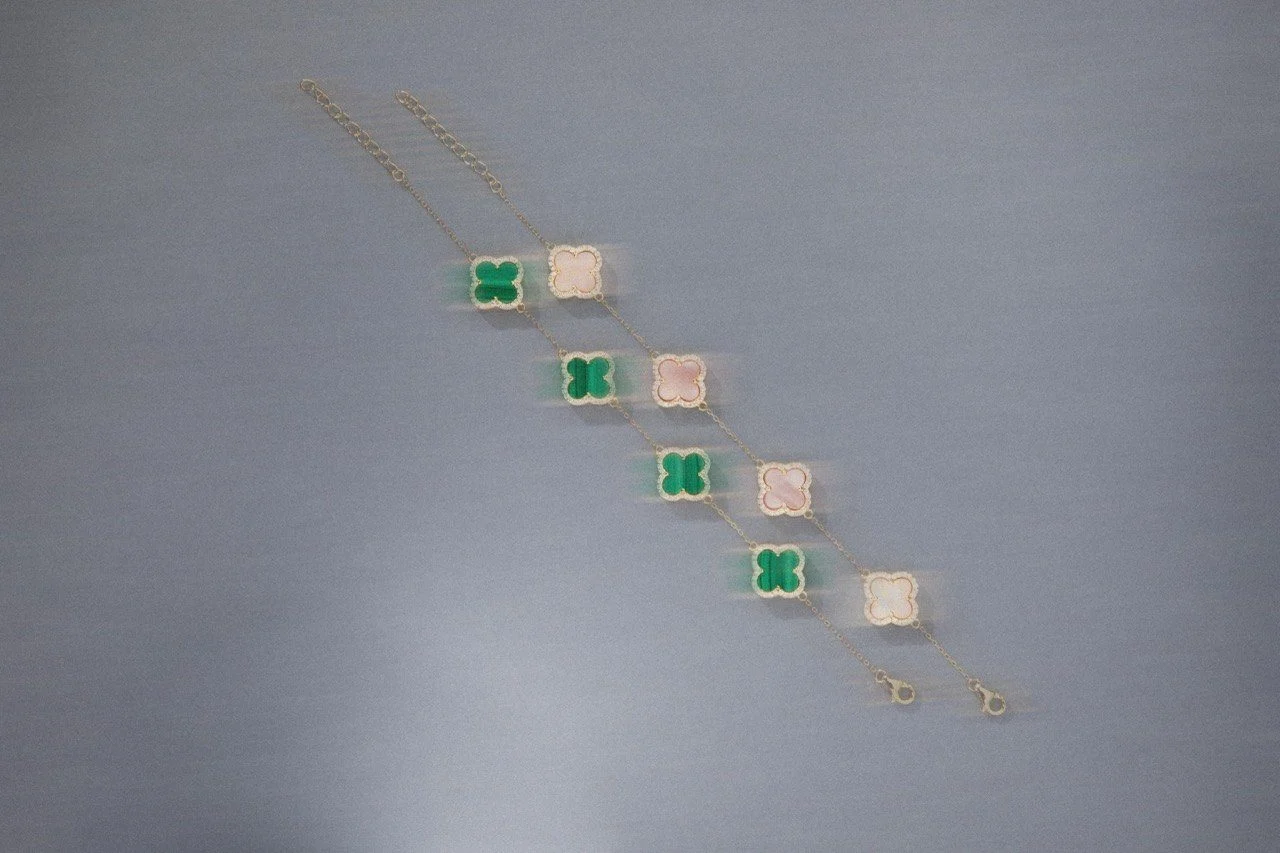Kleeblatt Armbänder in Grün und Perlmutt von Velur als elegante Clover Schmuckauswahl