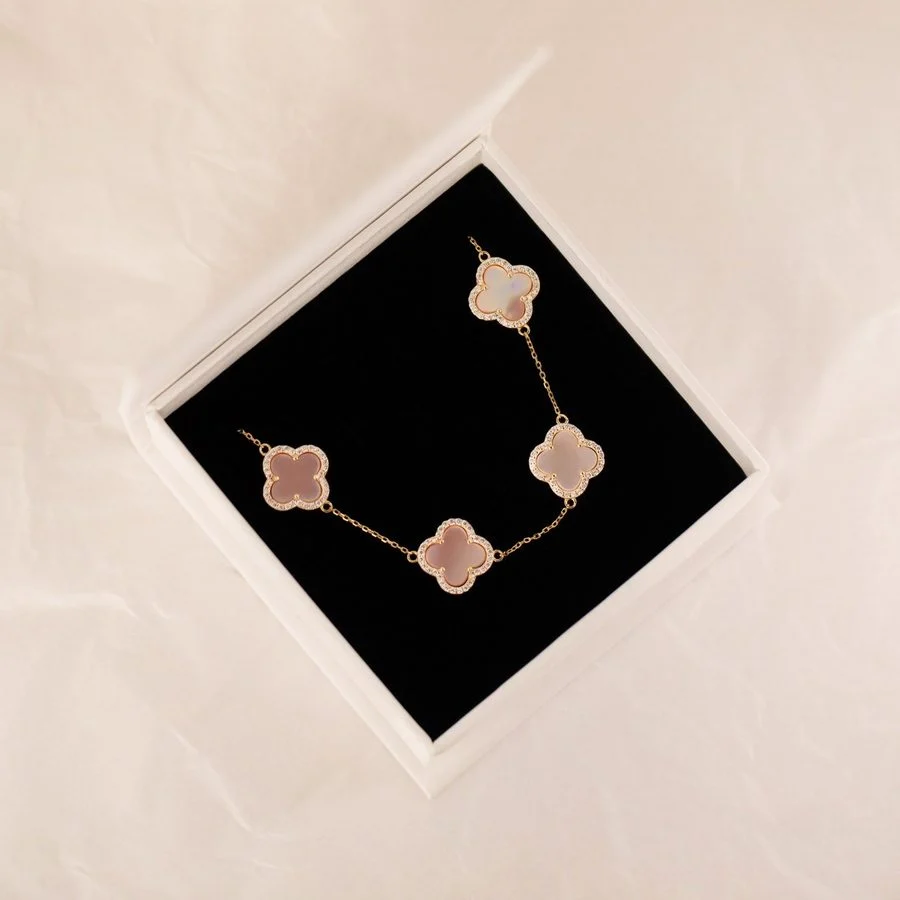 Kleeblatt Armband von Velur in Schmuckbox als hochwertige Geschenkidee