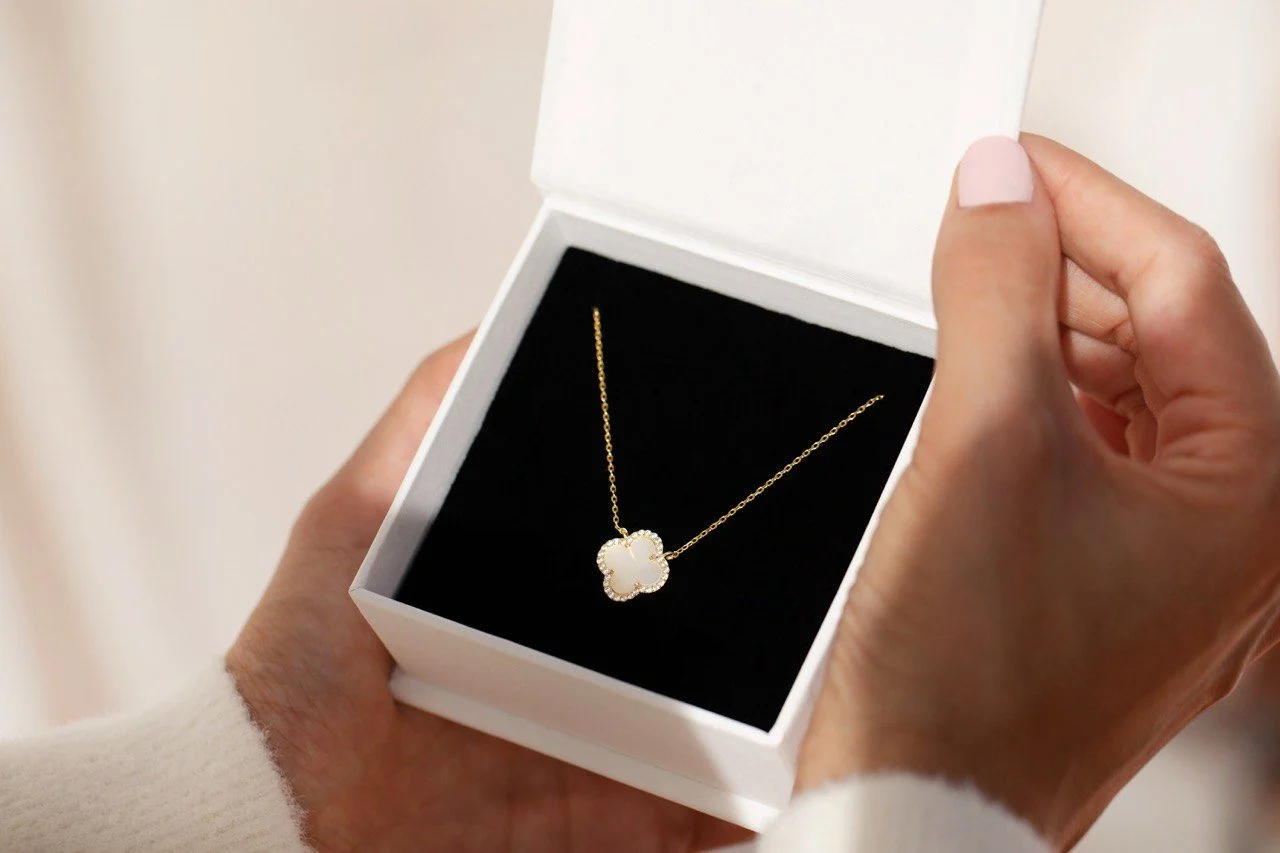 Kleeblatt Halskette von Velur in Geschenkbox als symbolisches Schmuckgeschenk