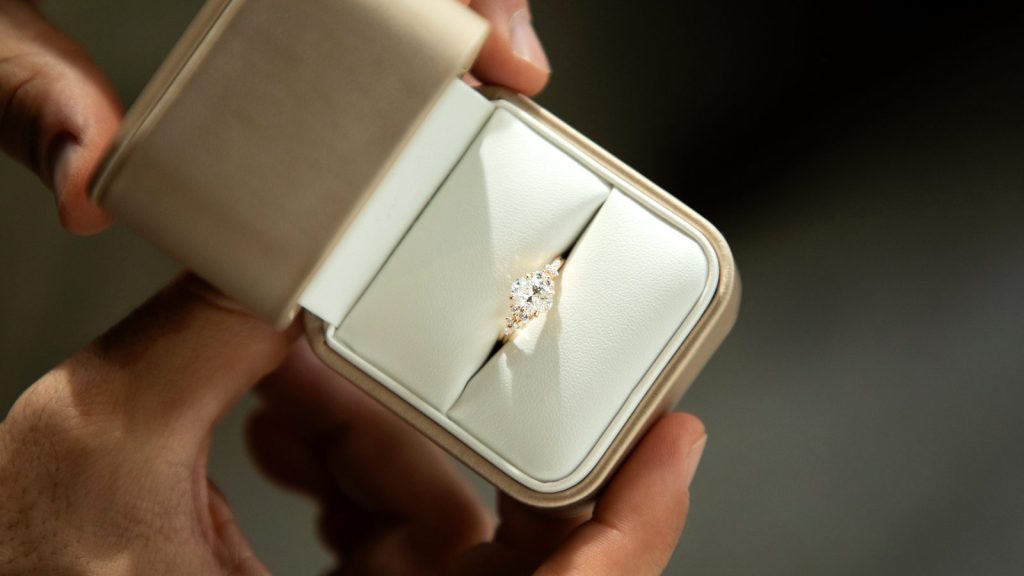 Verlobungsring in Velur Ringbox als Symbol für Online Kauf oder Juwelier Vergleich