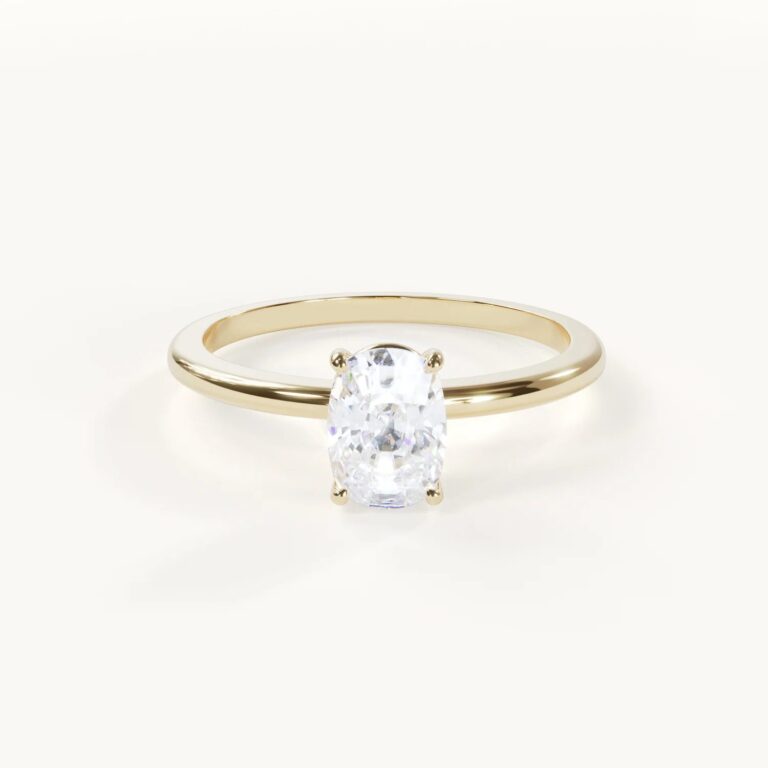 Liorée Elongated Cushion verlovingsring in geelgoud met een slanke ringband