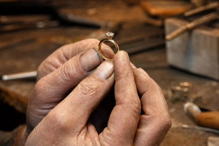 Velur Goldschmied handcrafting an engagement ring