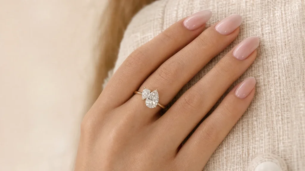 Toi et Moi Ring an der Hand – Velur Amelie mit zwei Birnendiamanten in Gelbgold