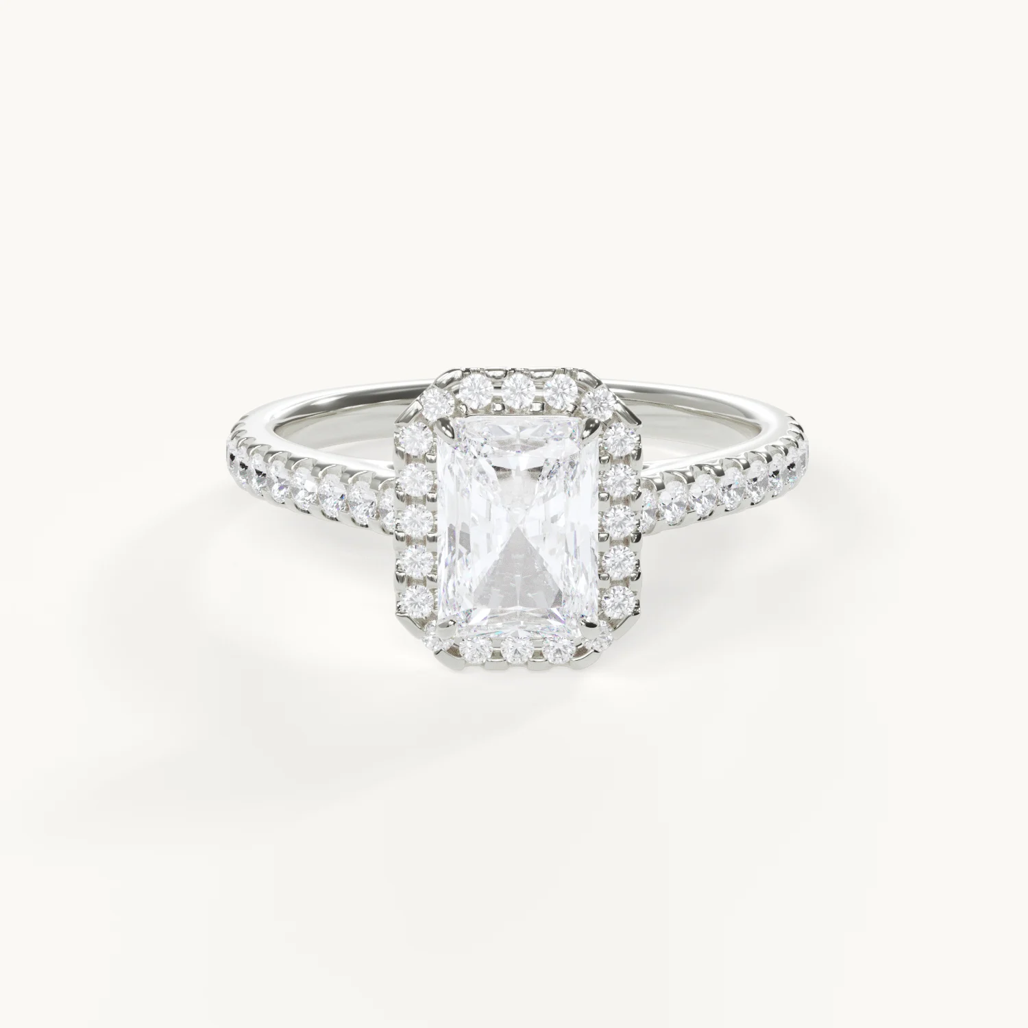 Lorie Radiant Halo Verlobungsring mit Pavé von Velur