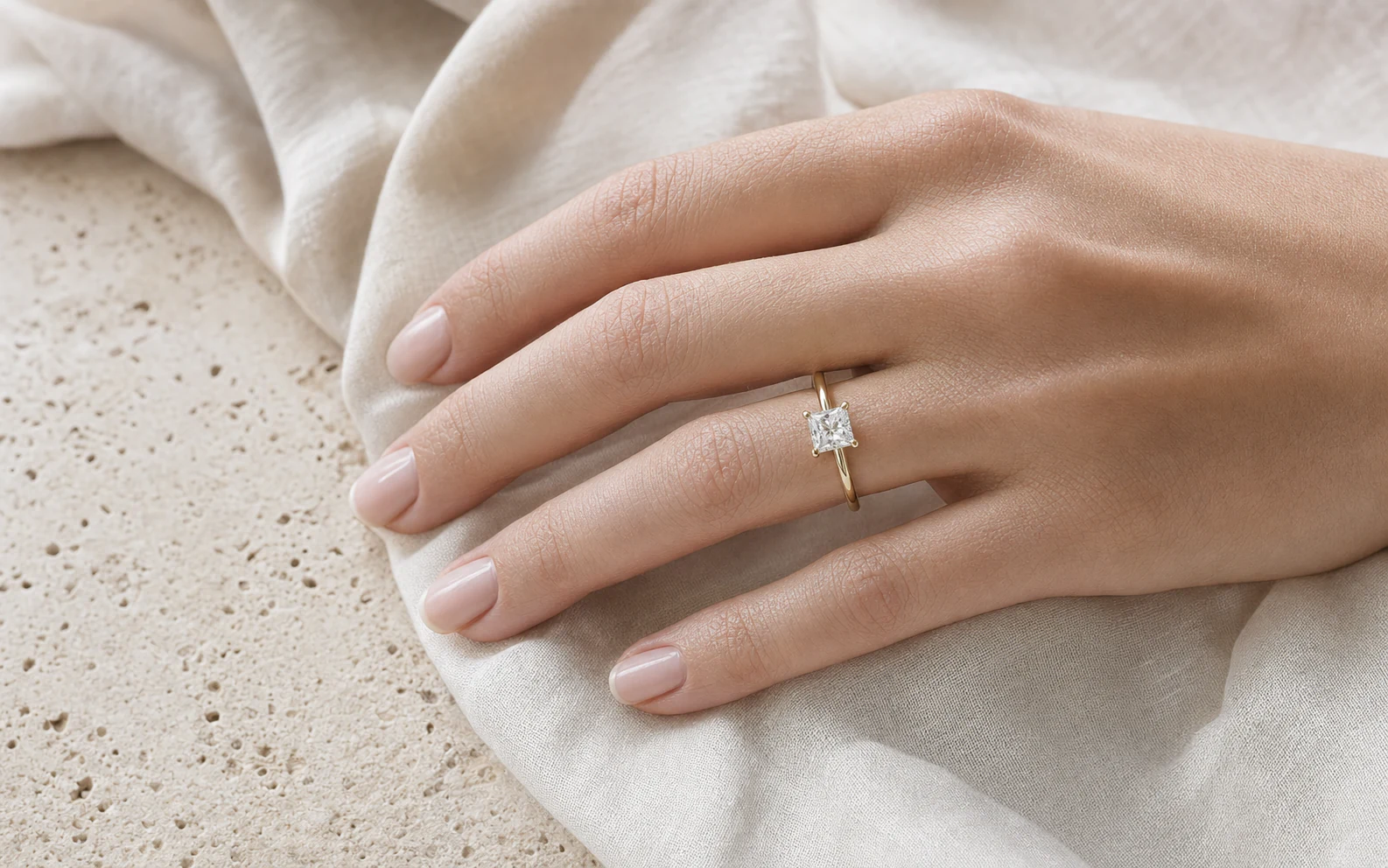 Princess-Cut-Diamant in einem Gelbgold-Solitär am Finger