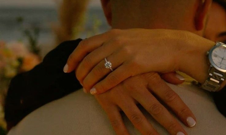 Hands with a promise ring on the partner's shoulder – Velur