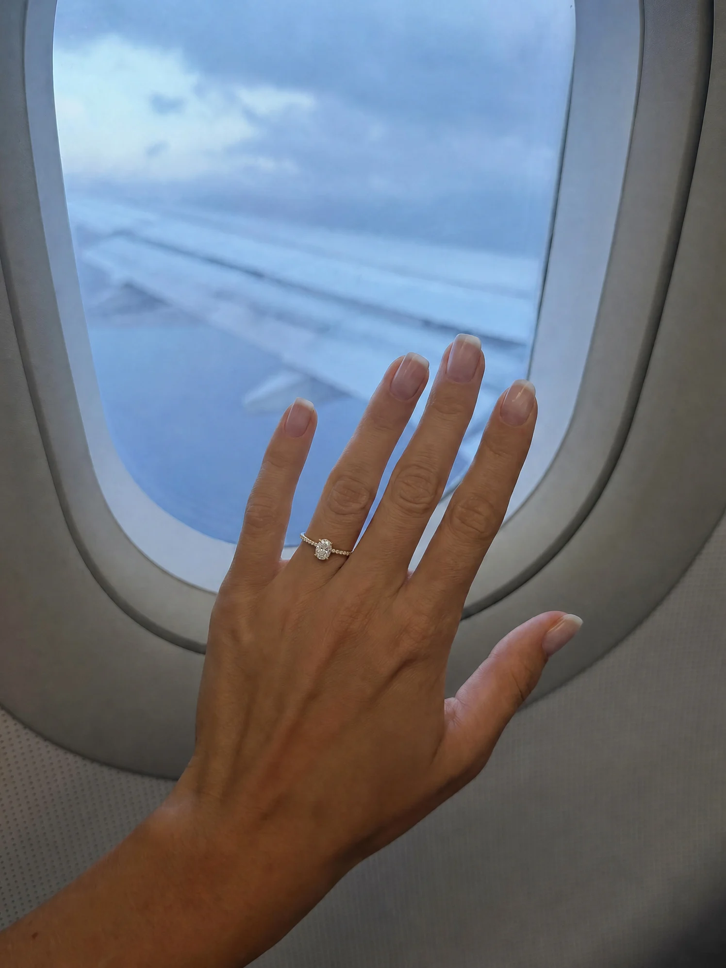 Verlobungsring mit kleinen Pavé-Steinen an einer Hand – Amoura von Velur