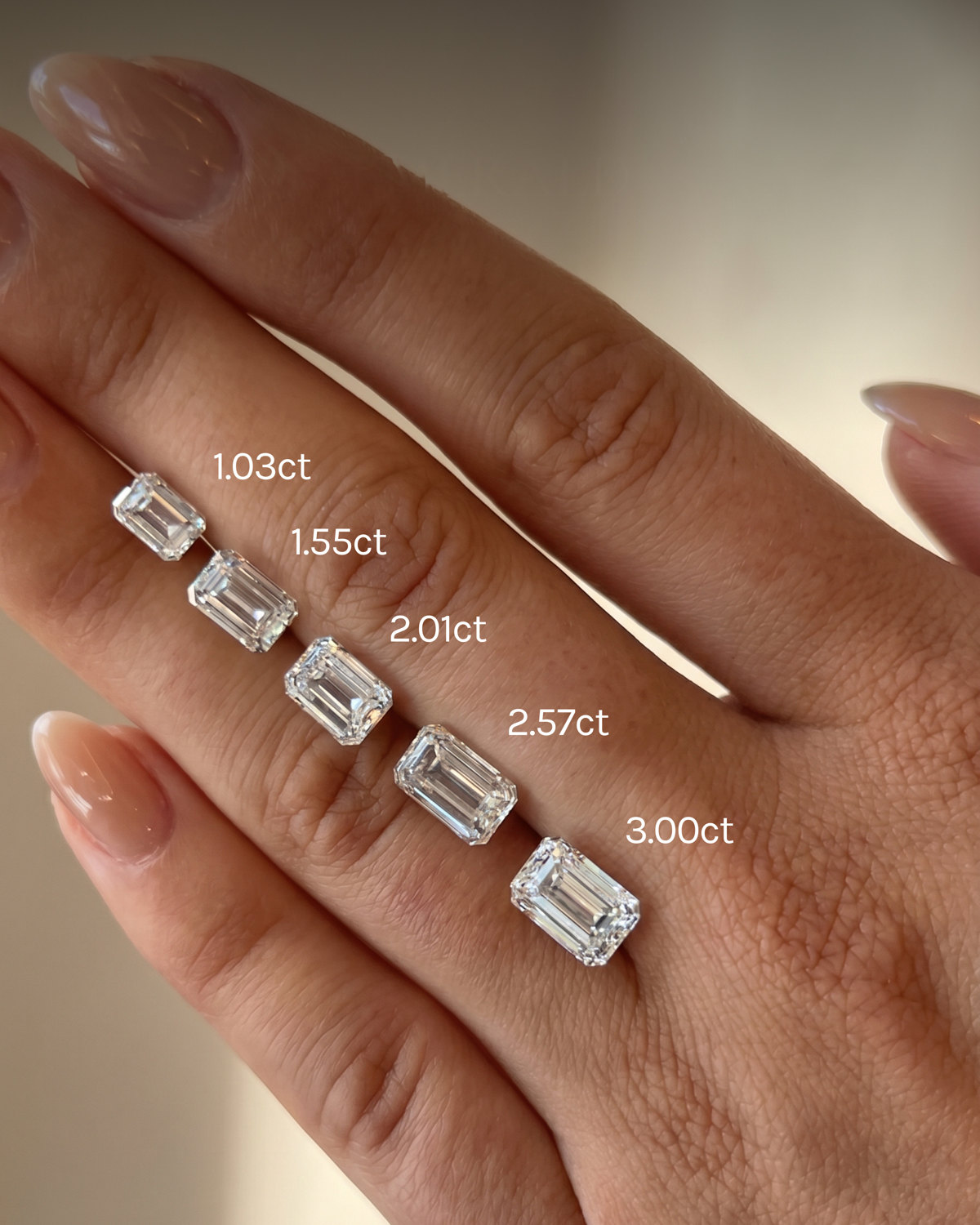 Emerald-Cut Diamanten von 1,03 bis 3,00 Karat im Größenvergleich am Finger