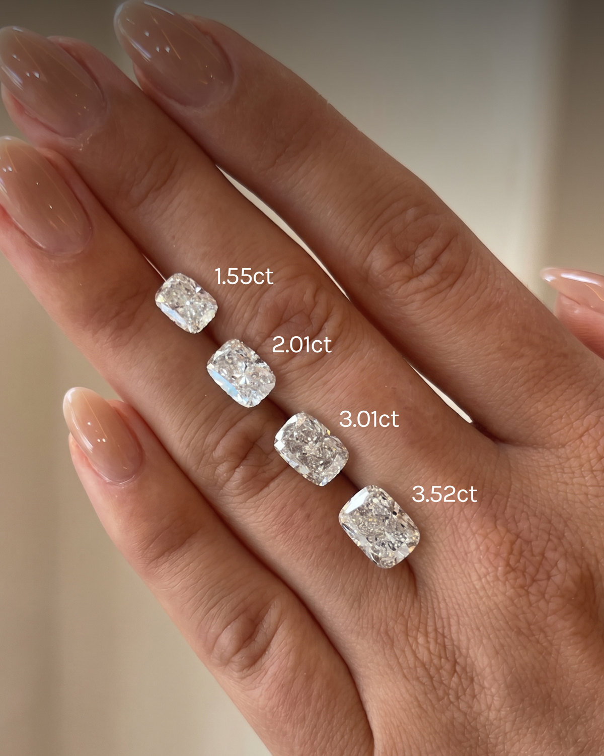 Längliche Kissenschliff-Diamanten mit 1,55, 2,01, 3,01 und 3,52 Karat am Finger