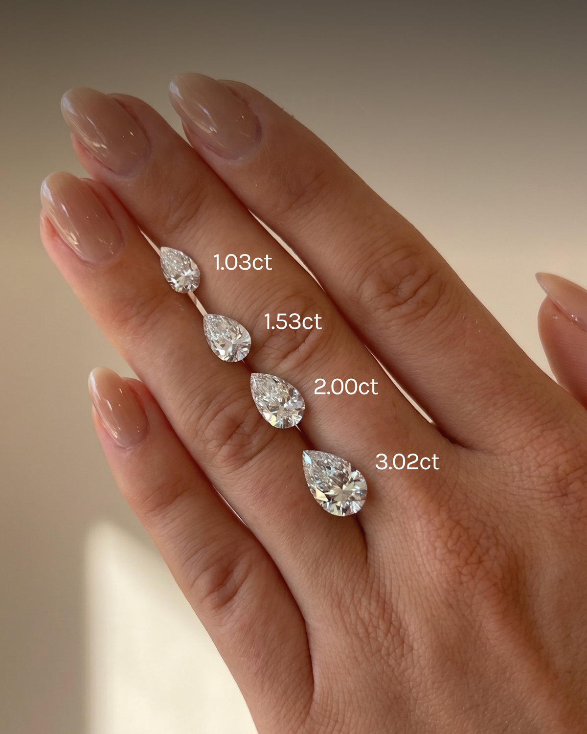 Tropfenförmige Diamanten mit 1,03, 1,53, 2,00 und 3,02 Karat am Finger