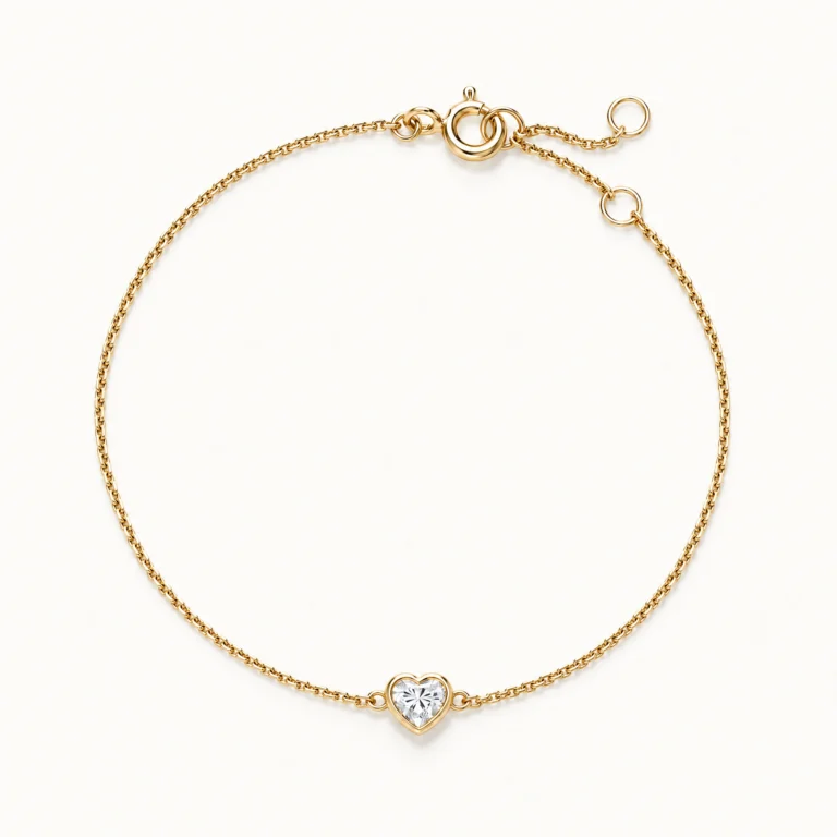 Herzförmiger Labordiamant in einer Zargenfassung an einem feinen 14K-Gelbgold-Armband mit Federringverschluss und zwei Verstellösen